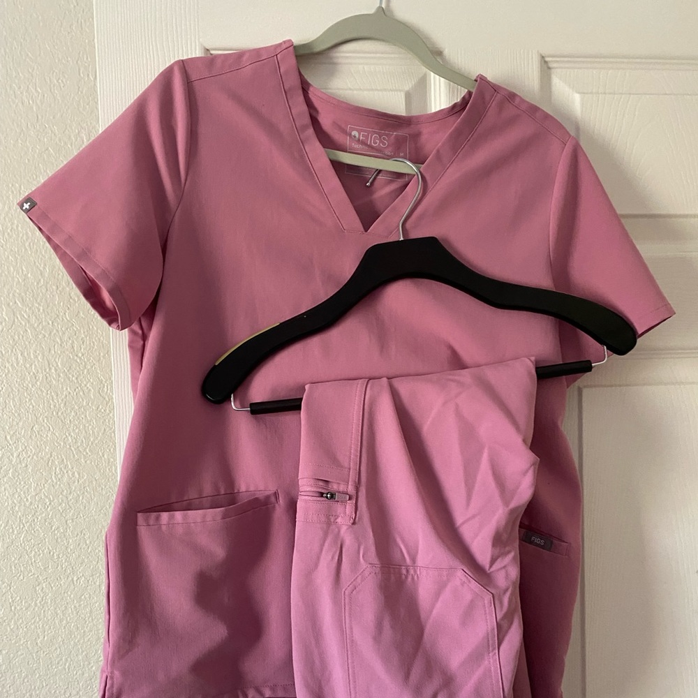 FIGS Chalk Pink Casma Three Pocket Scrub top (medium), Yola Cargo pant (small)